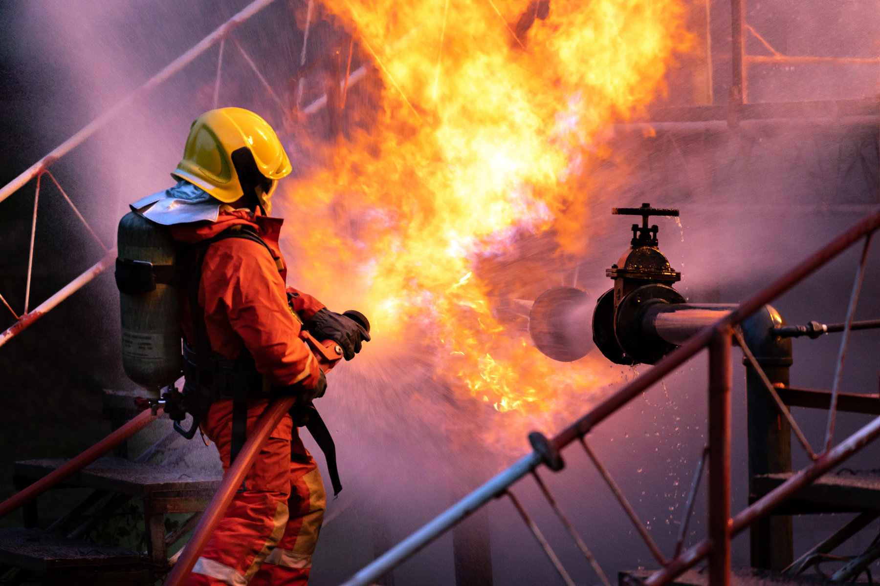 Feuerwehrmann löscht Feuer aus Gasleitung