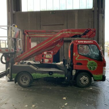 Fahrbereiter roter Kranwagen