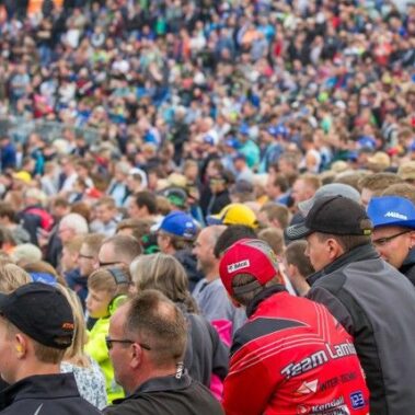 Zahlreiche Besucher auf Veranstaltungsgelände